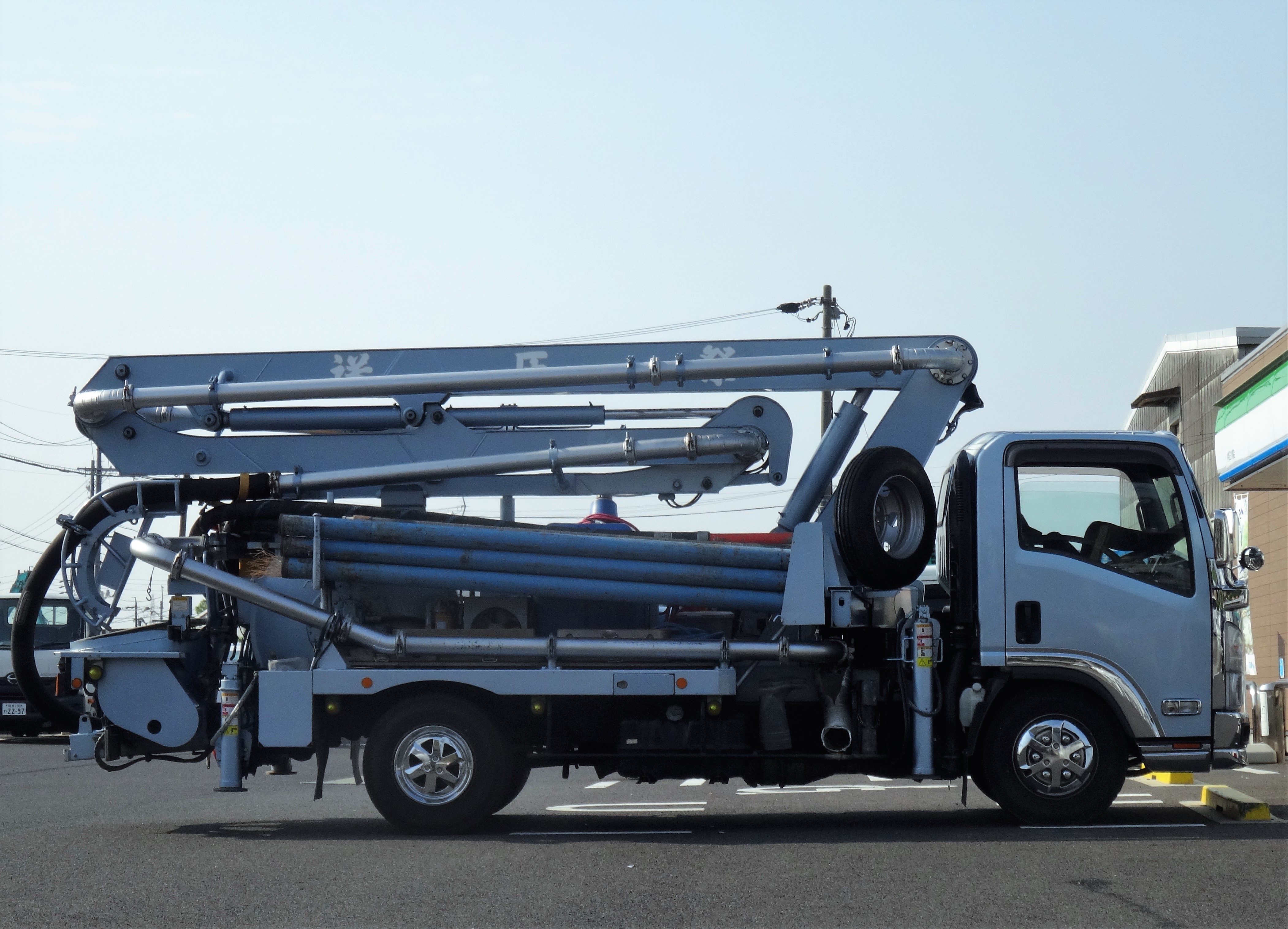 コンクリートポンプ車のご用命はサンヨーハウス株式会社へ